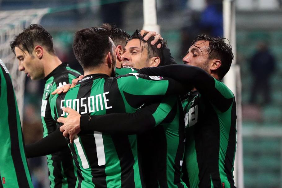 I giocatori del Sassuolo festeggiano Floccari per il gol dell’1-1. Ansa